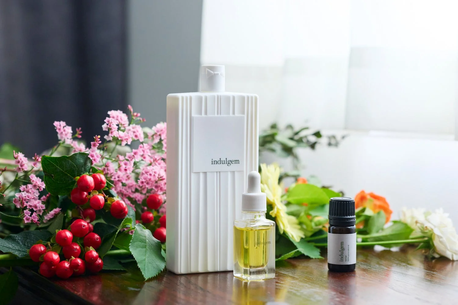 indulgemの製品と花