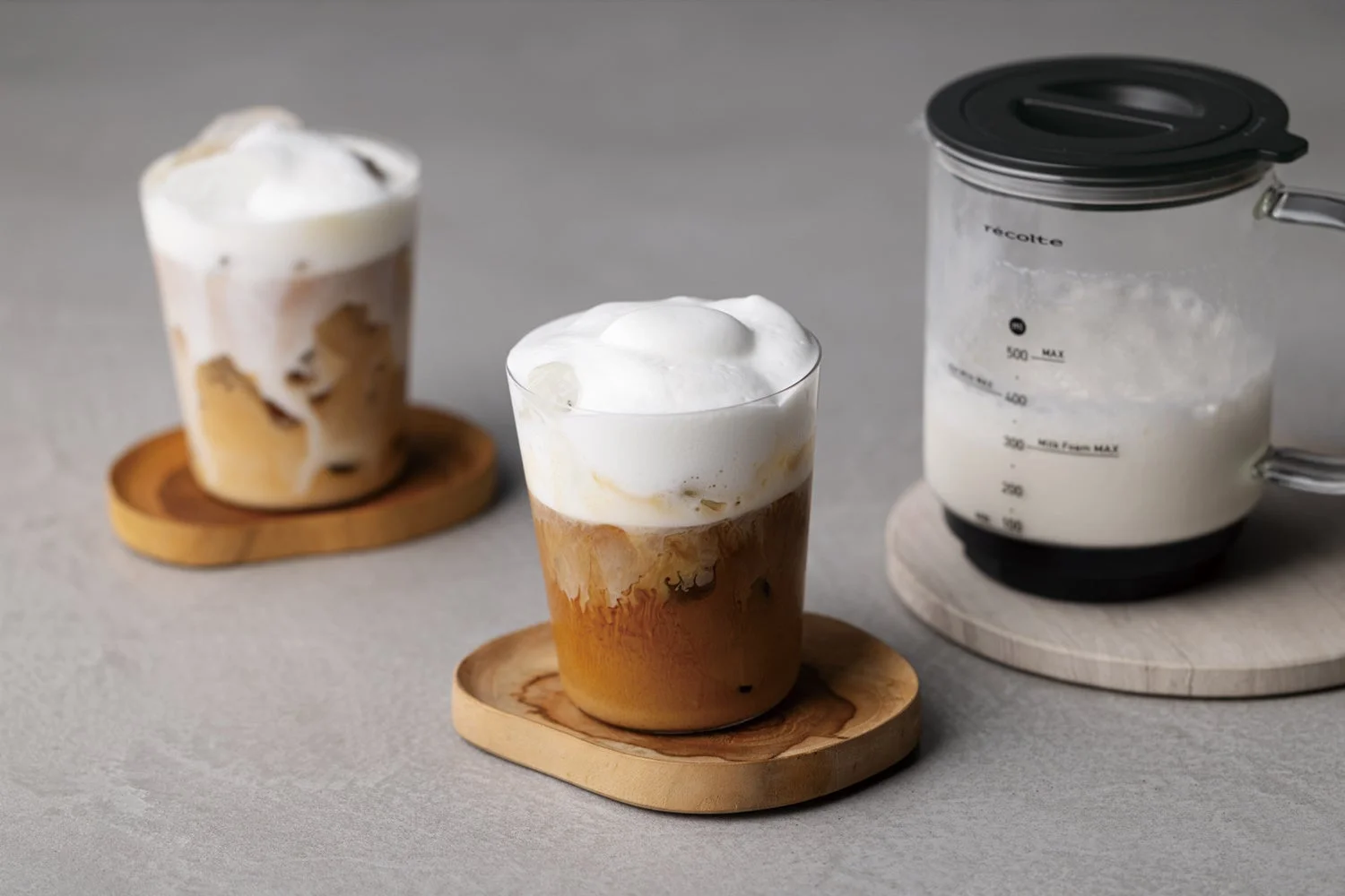 アイスコーヒーとミルクフォーム、ミルクフォーマー