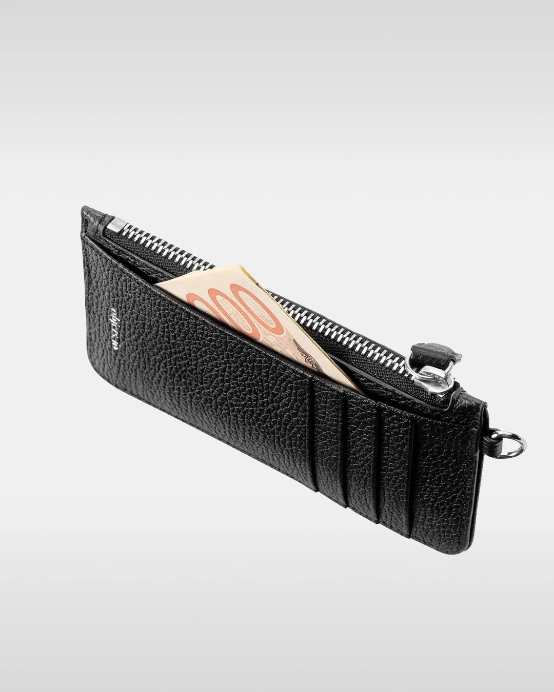 黒い革製のカードケースと紙幣