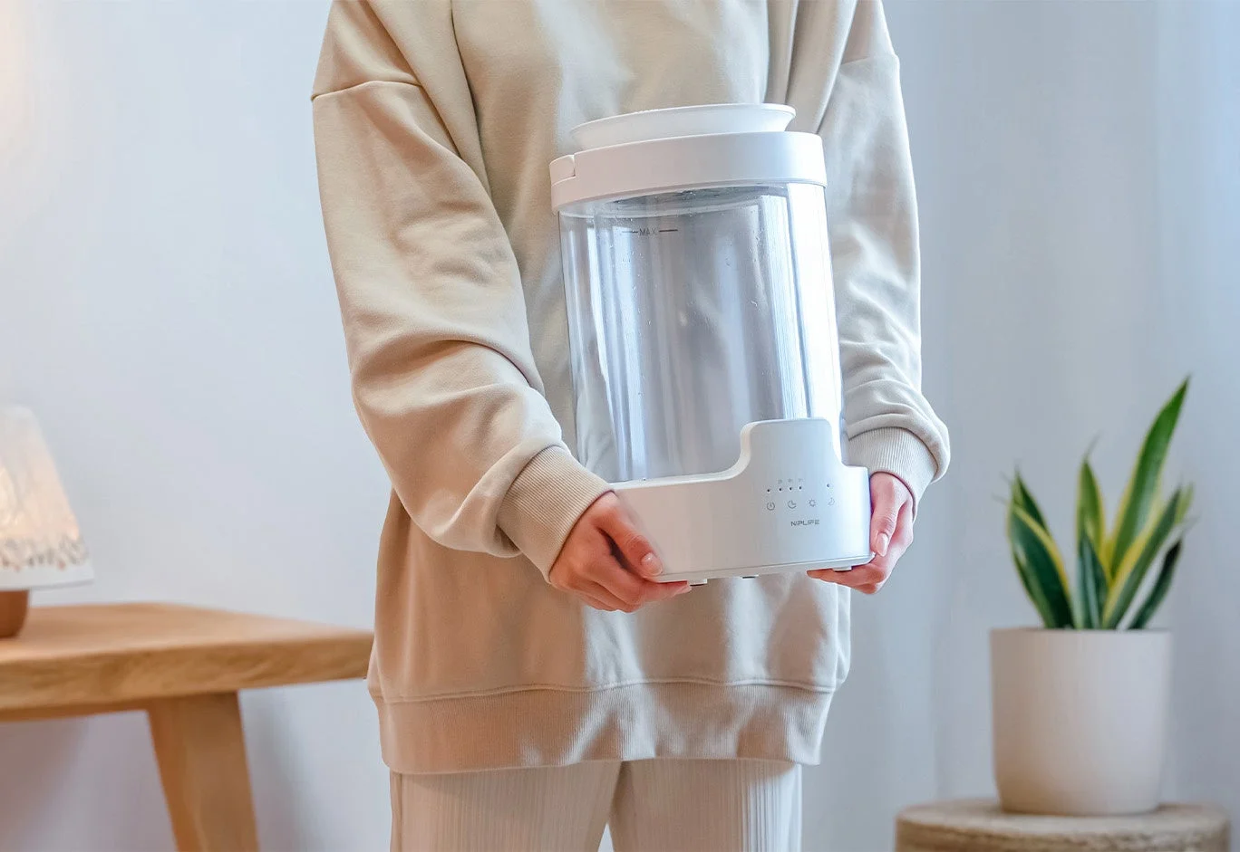 加湿器を持つ人物