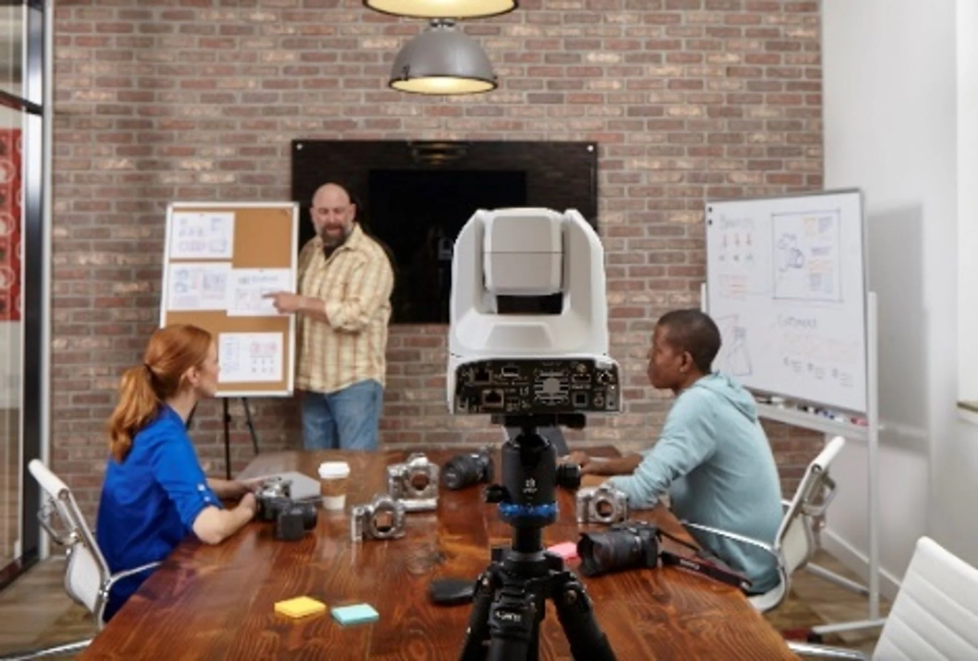 リモート会議の常識が変わる!キヤノン「AMLOS」であなたの“見たい”が叶う新しい会議体験へ