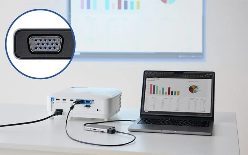 VGA搭載のプロジェクターやディスプレイに映像出力が可能