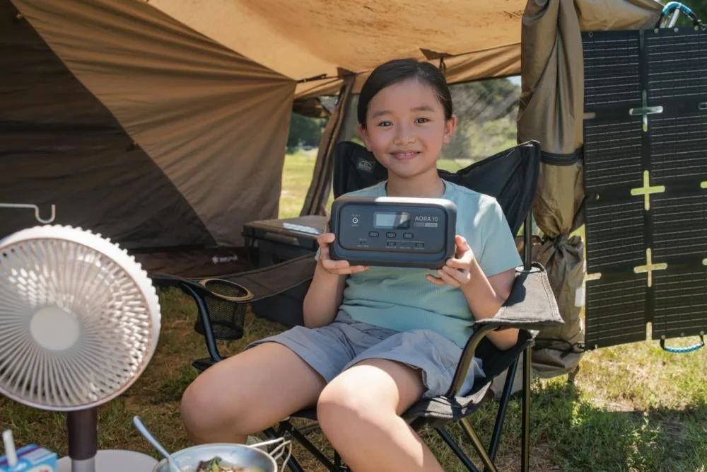 キャンプでポータブル電源を使う子供