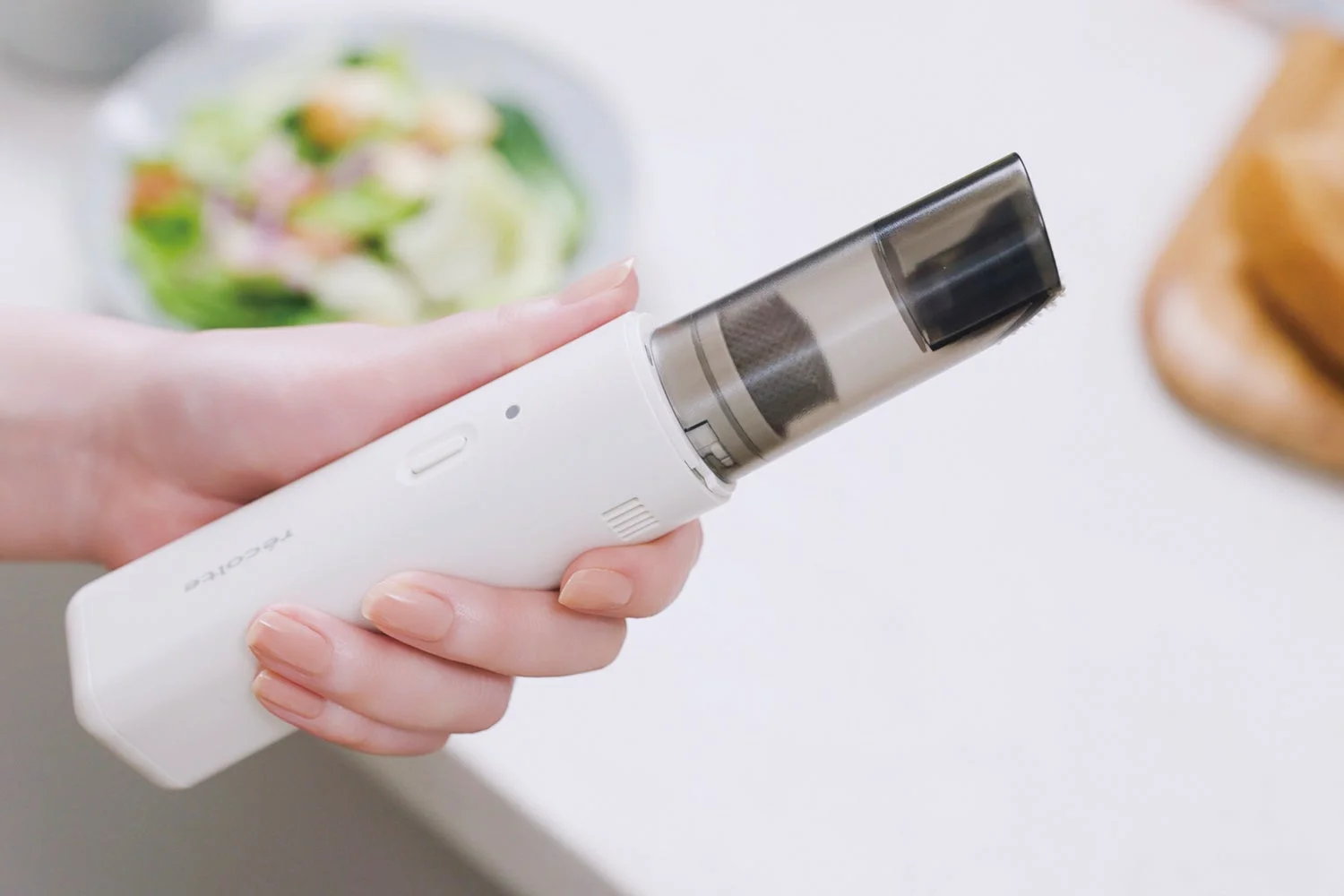 女性の手がレコルト コードレス スポットクリーナーを握っている様子