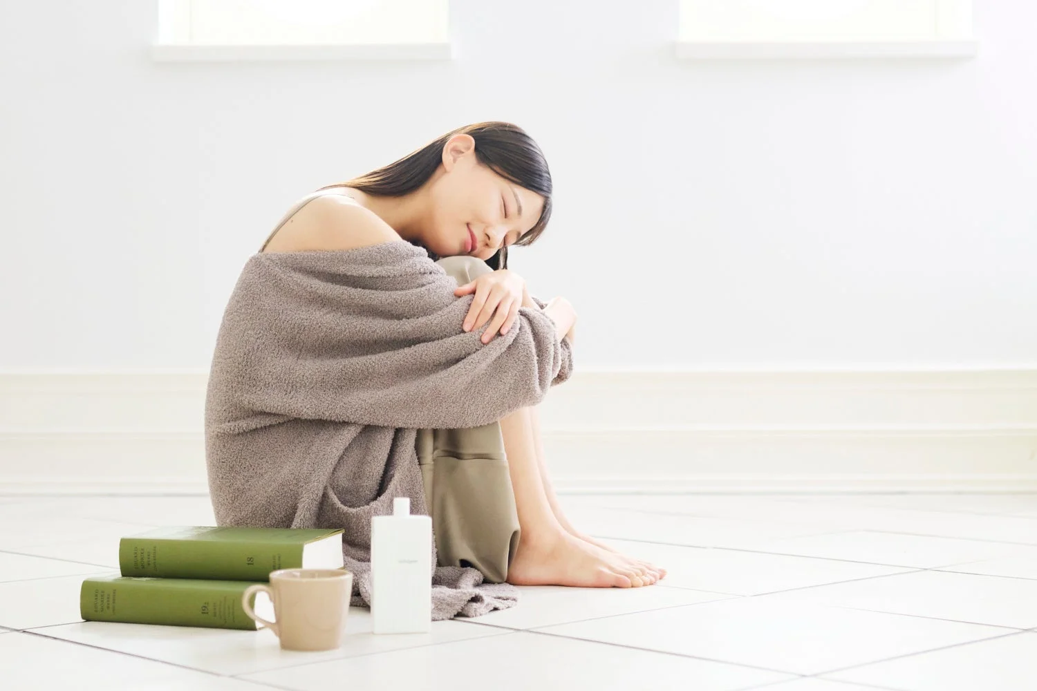 女性が本を読みリラックスしている様子