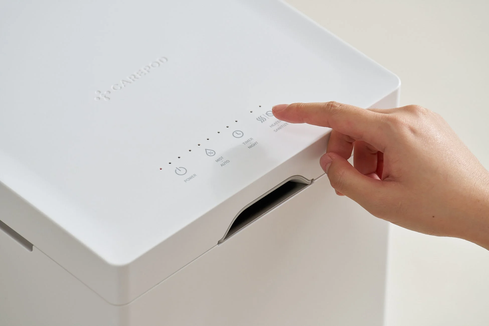 加湿器の操作パネルに指が触れている様子