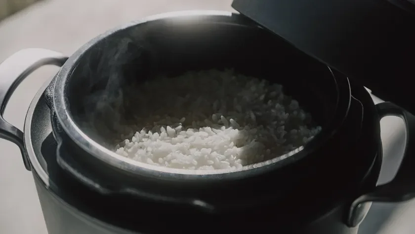 最大1.8気圧の高圧調理で、わずか25分でふっくら粒の立ったごちそうごはんに。