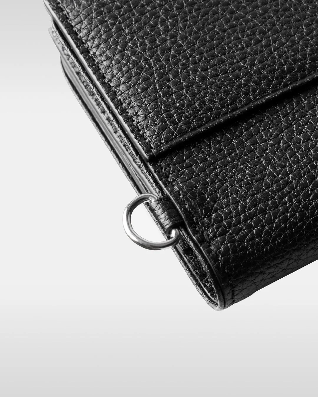 黒いシボ革の財布とDカン