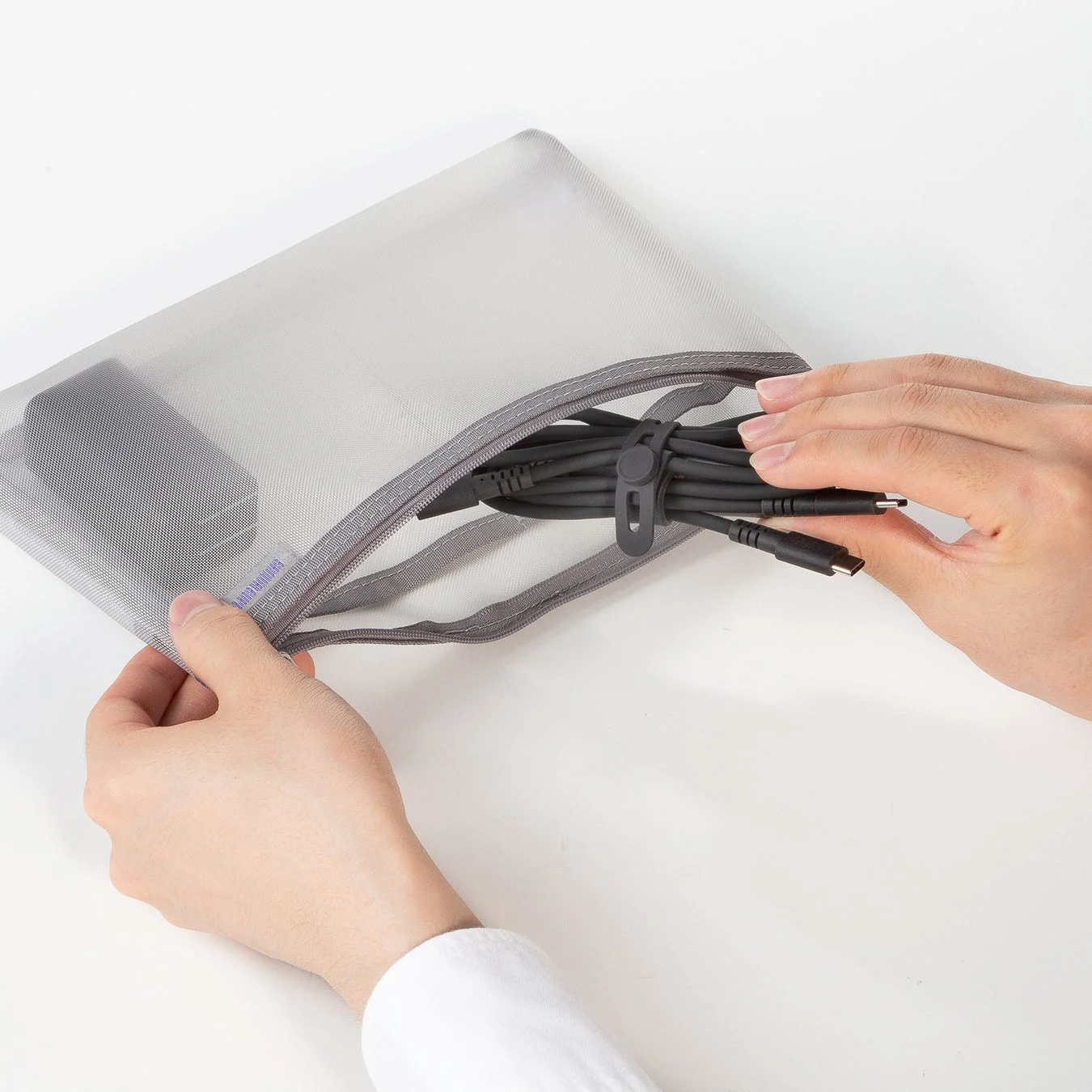 ケーブルをまとめる様子