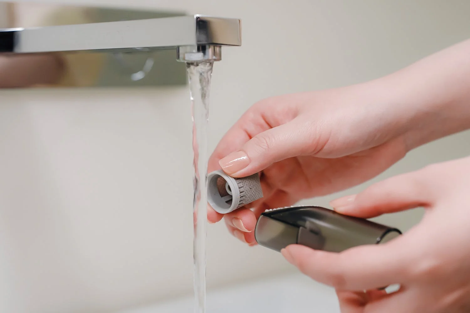 レコルト コードレス スポットクリーナーのフィルターを水洗いする様子