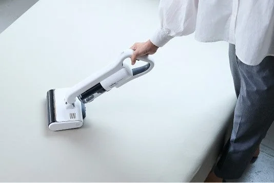 マットレスを掃除する様子