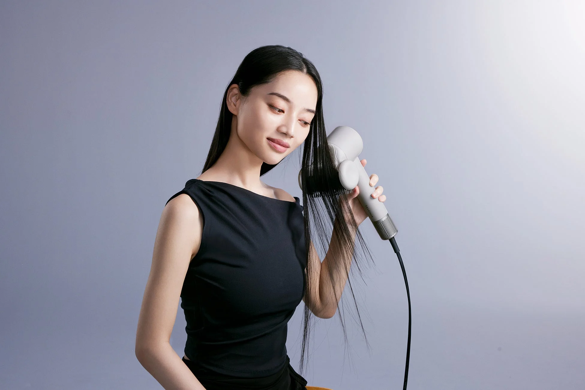 女性がヘアスタイリングブラシを使用