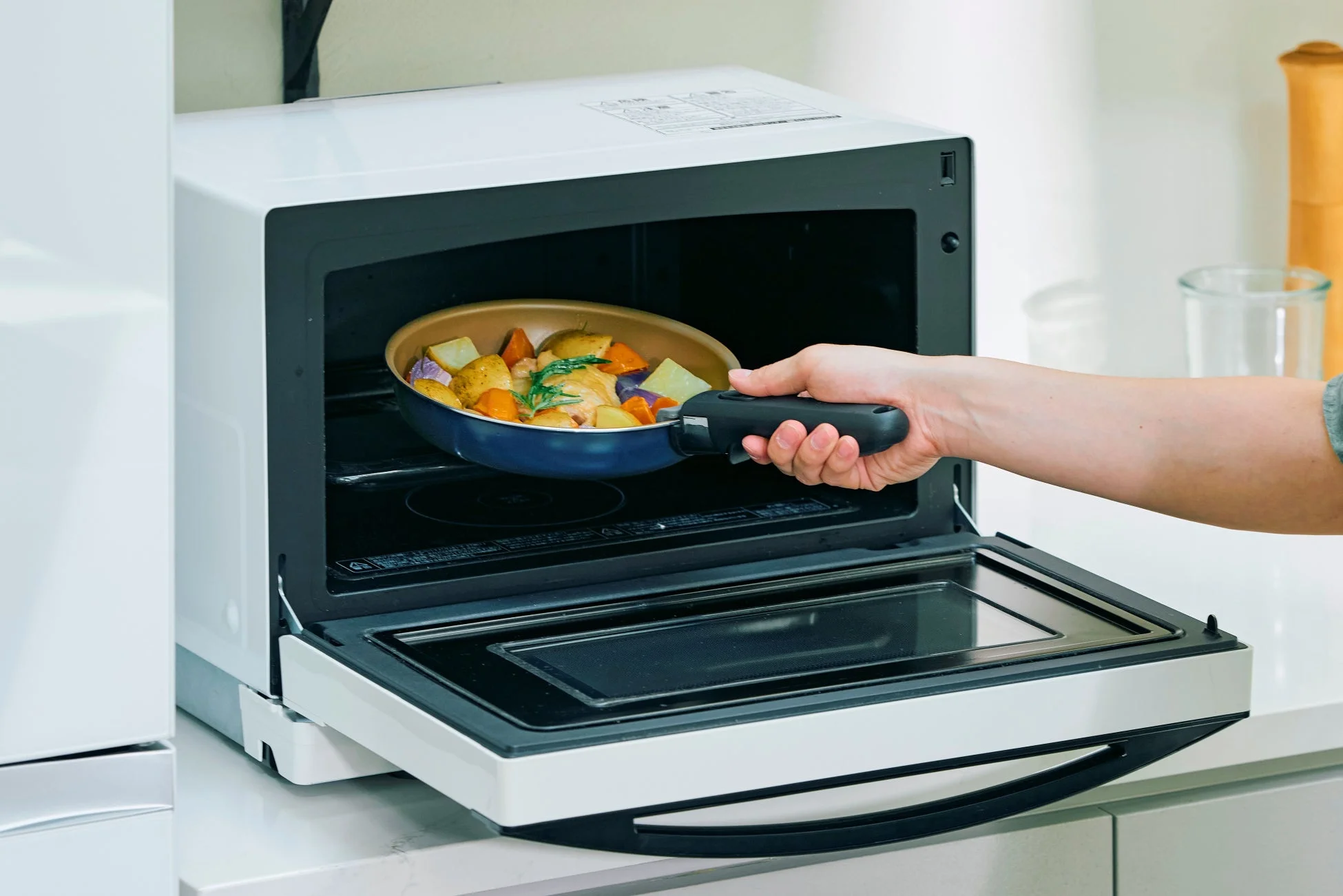 電子レンジにフライパンを入れる様子