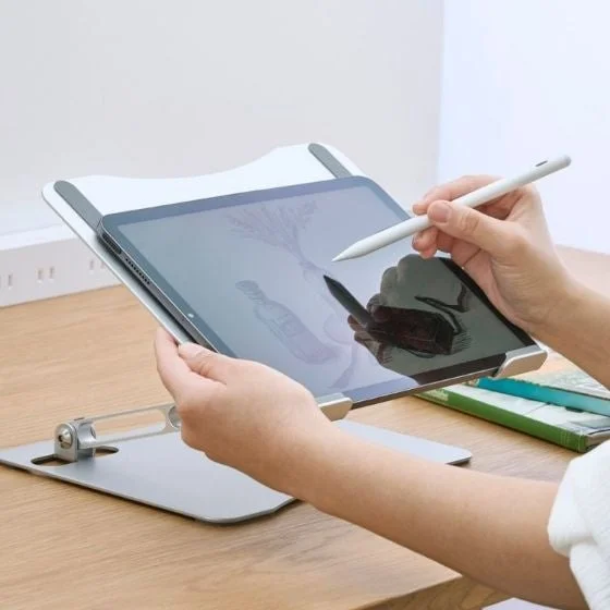 タブレットスタンドとして使用する様子