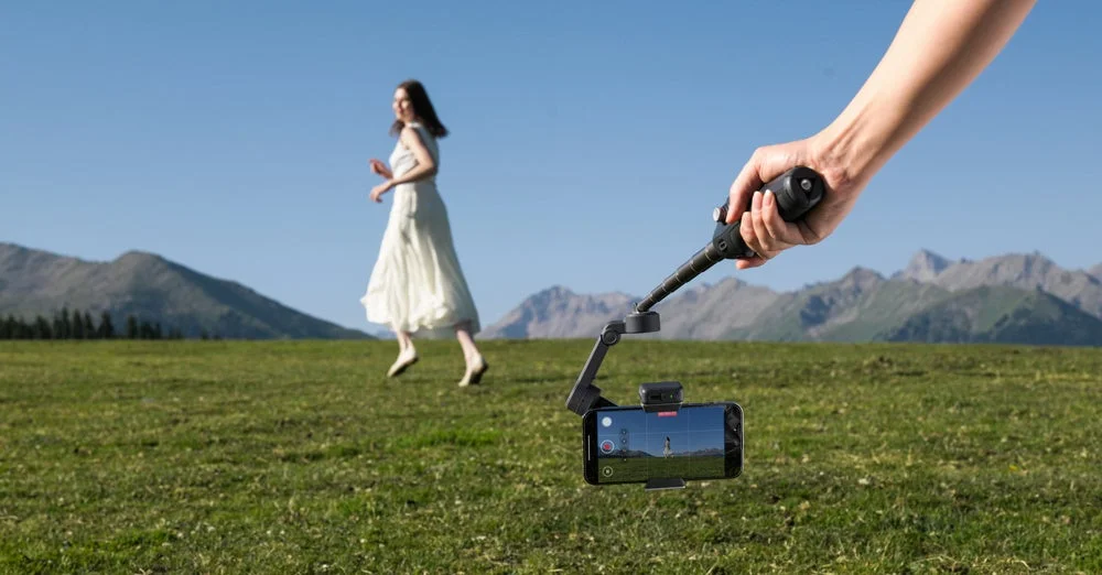 ジンバルで女性を撮影する様子