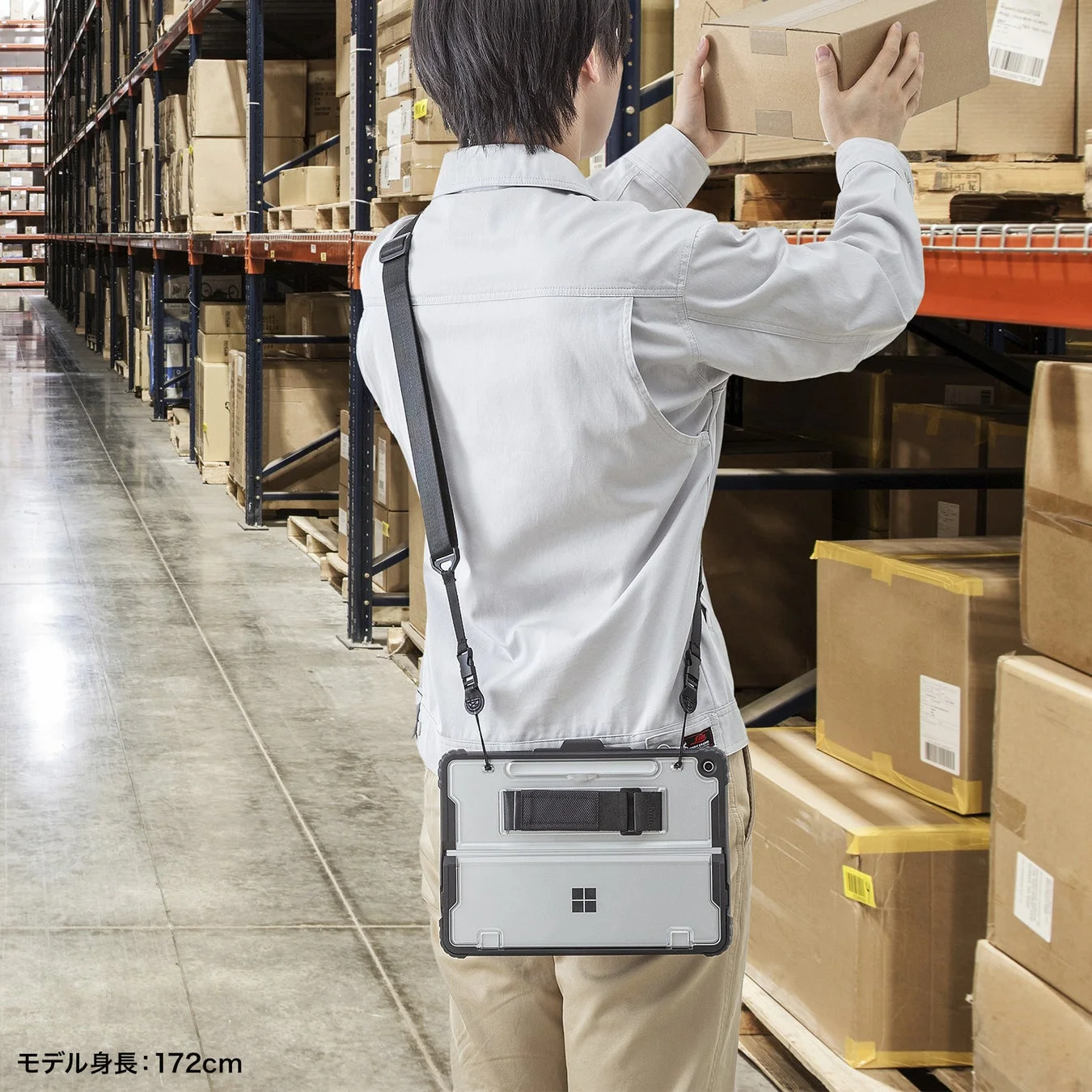 倉庫でタブレットを使用する作業員