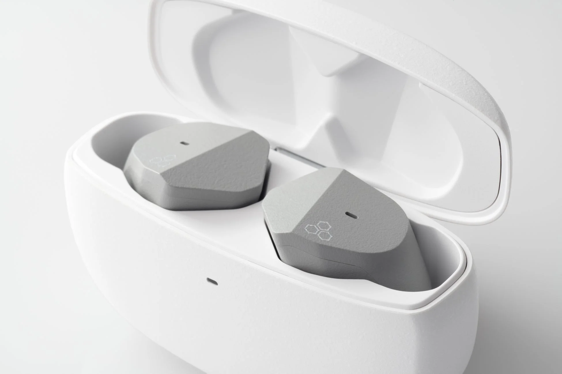 ワイヤレスイヤホン本体と充電ケース