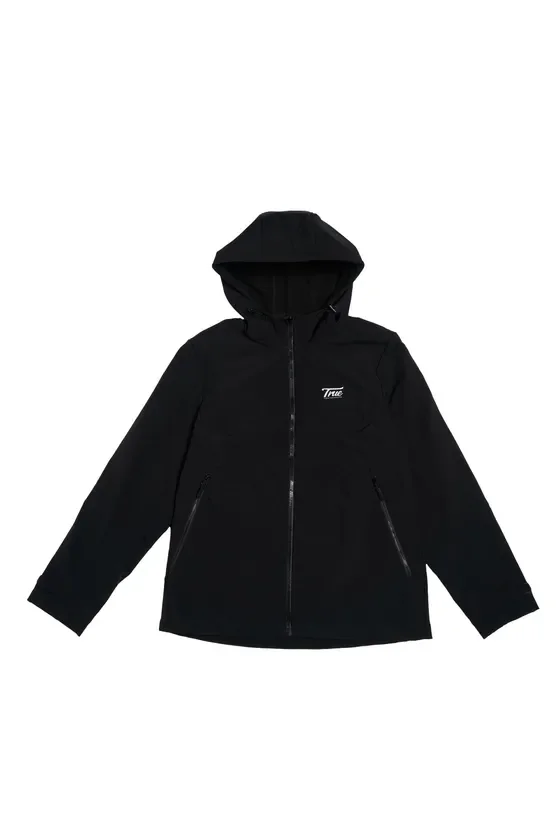 白いロゴ「True」が入った黒いフード付きジップアップジャケット