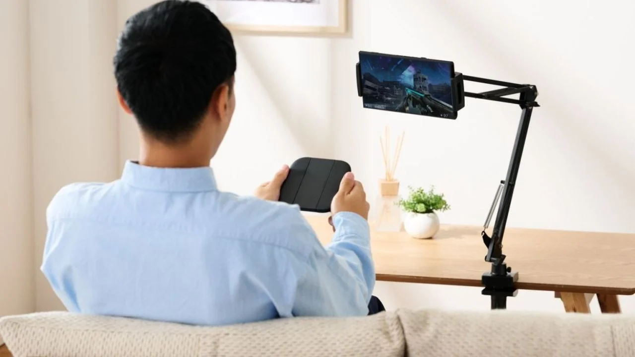 男性がアームスタンドでゲーム