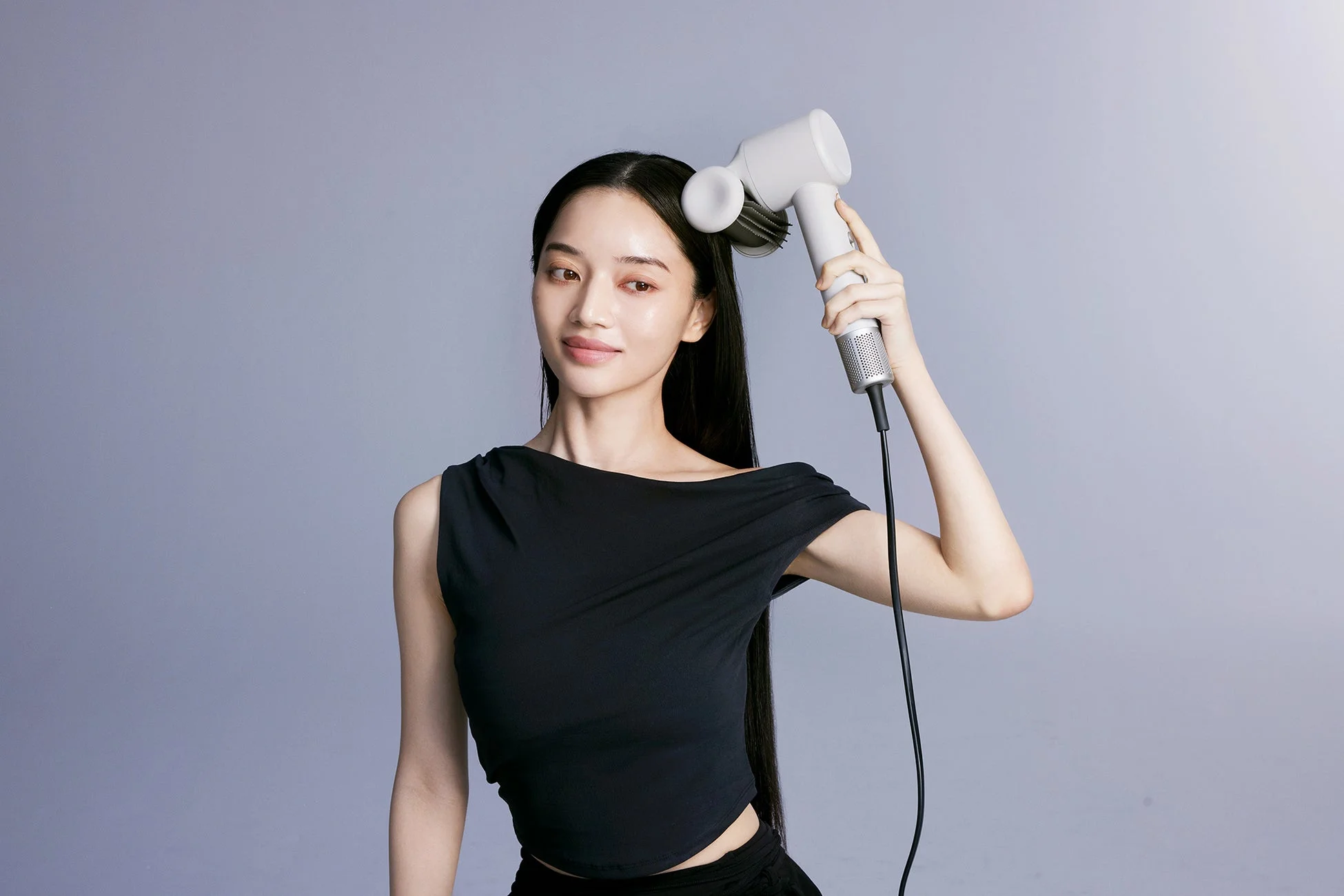 女性がヘアケアデバイスを使用