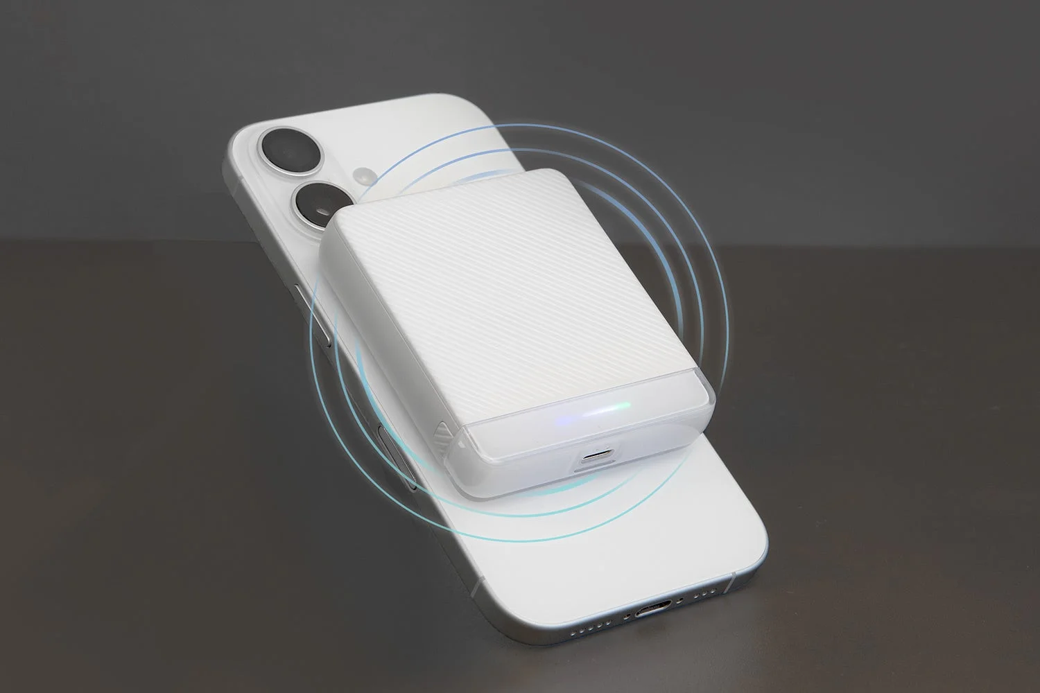 手のひらサイズで高機能！異素材デザインが魅力のコンパクトモバイルバッテリー『OEC-LPB5023MG』が登場