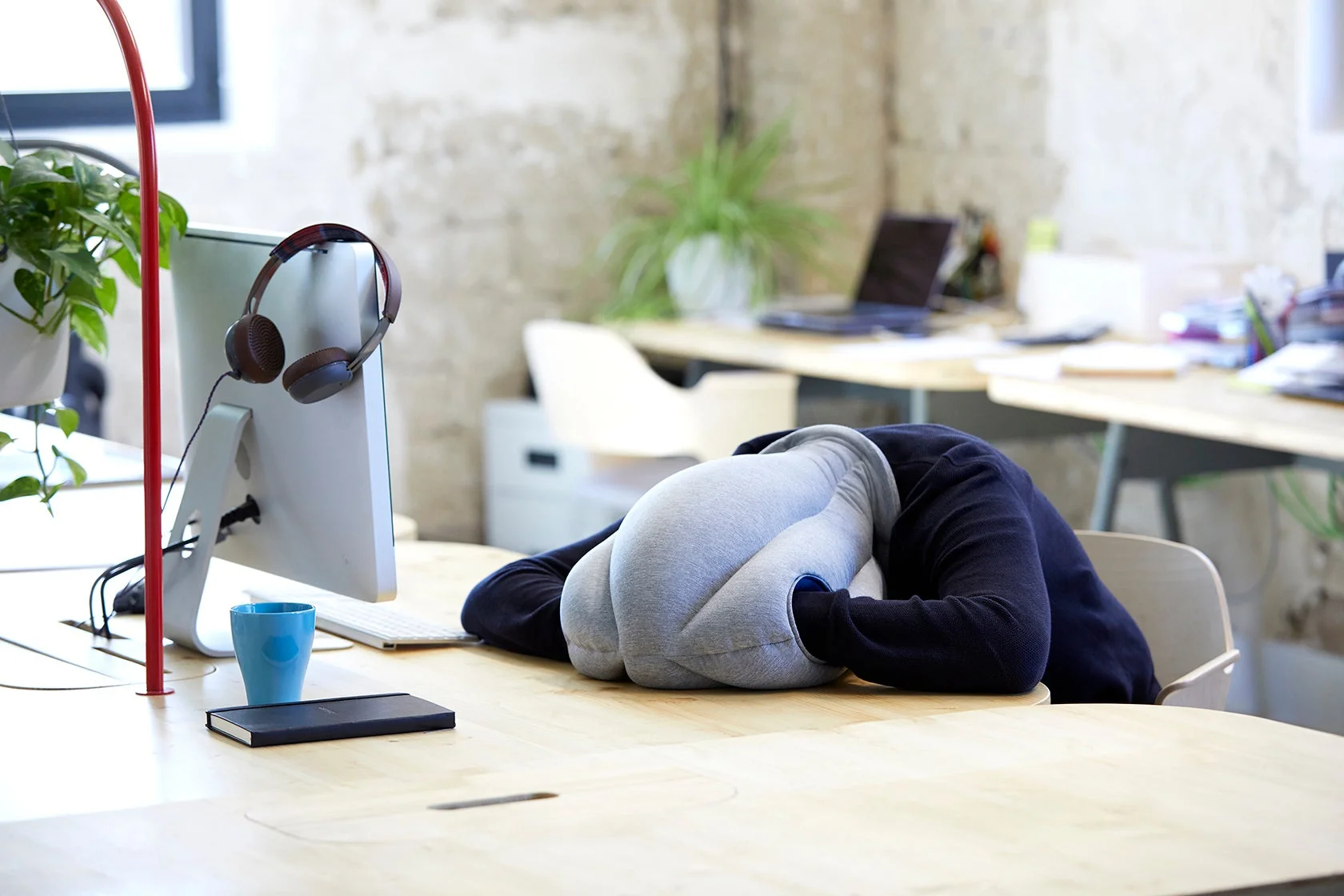 Original Napping Pillowで仮眠をとる人物