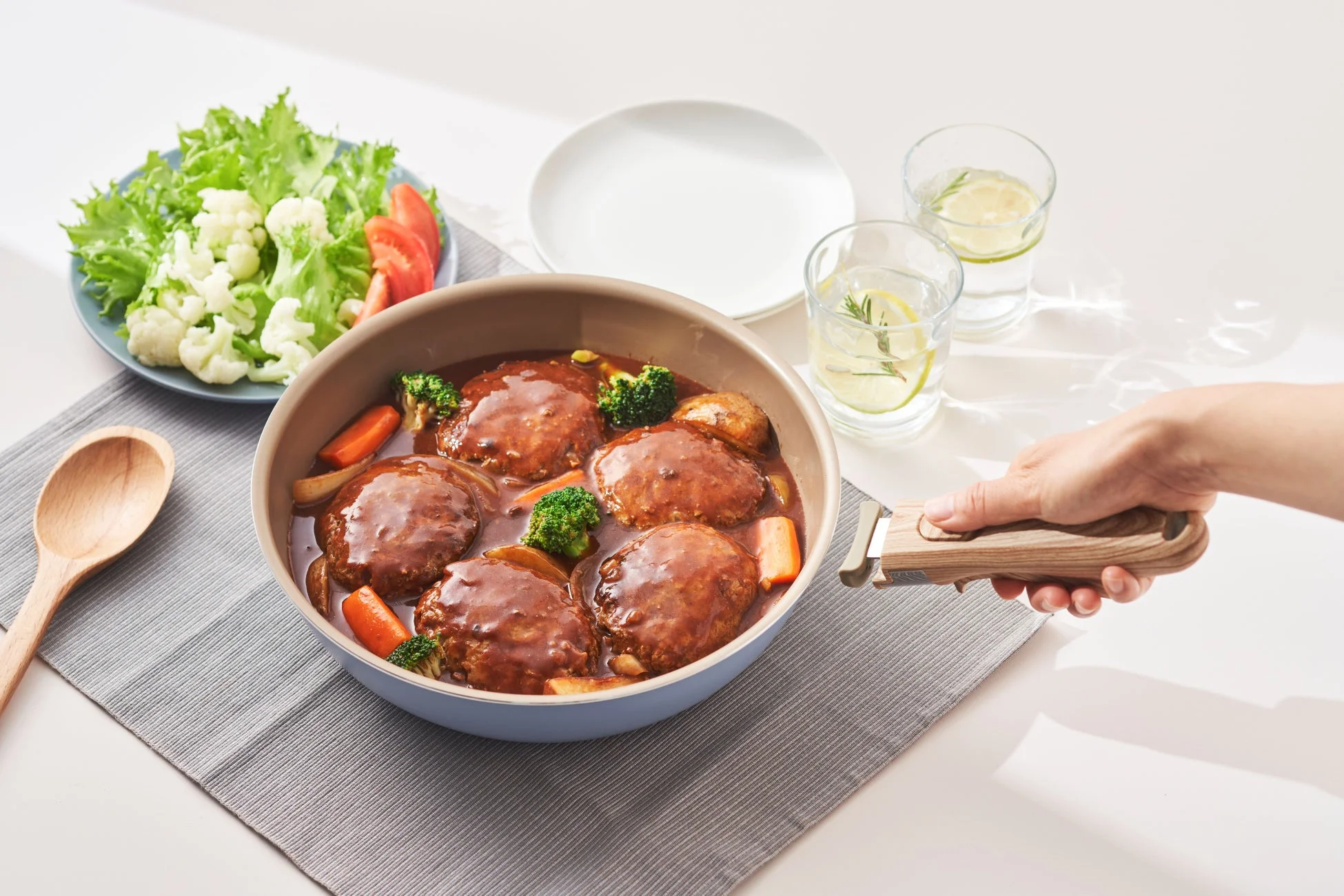 食卓に並べられたハンバーグ