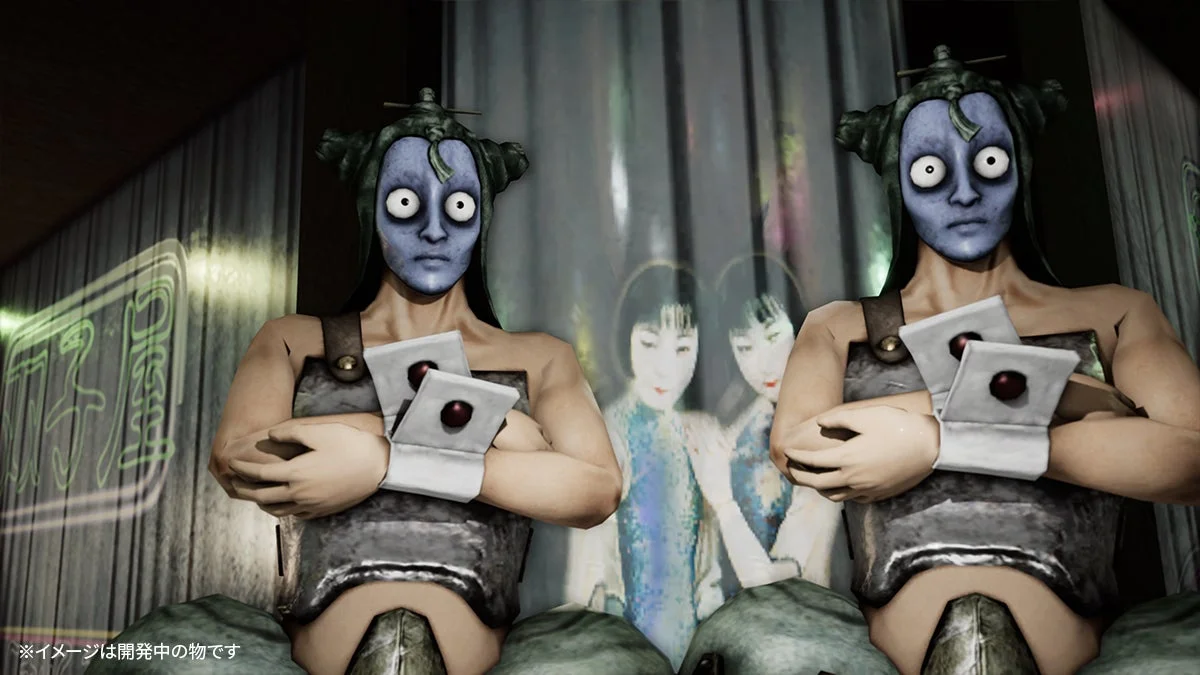 不気味な青い仮面と大きな目を持つ二体の像