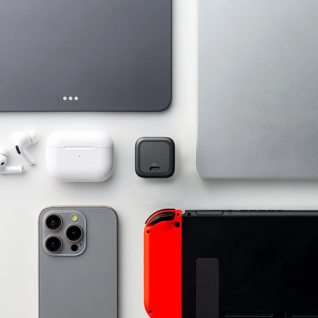 充電器のコンパクトさを示す画像