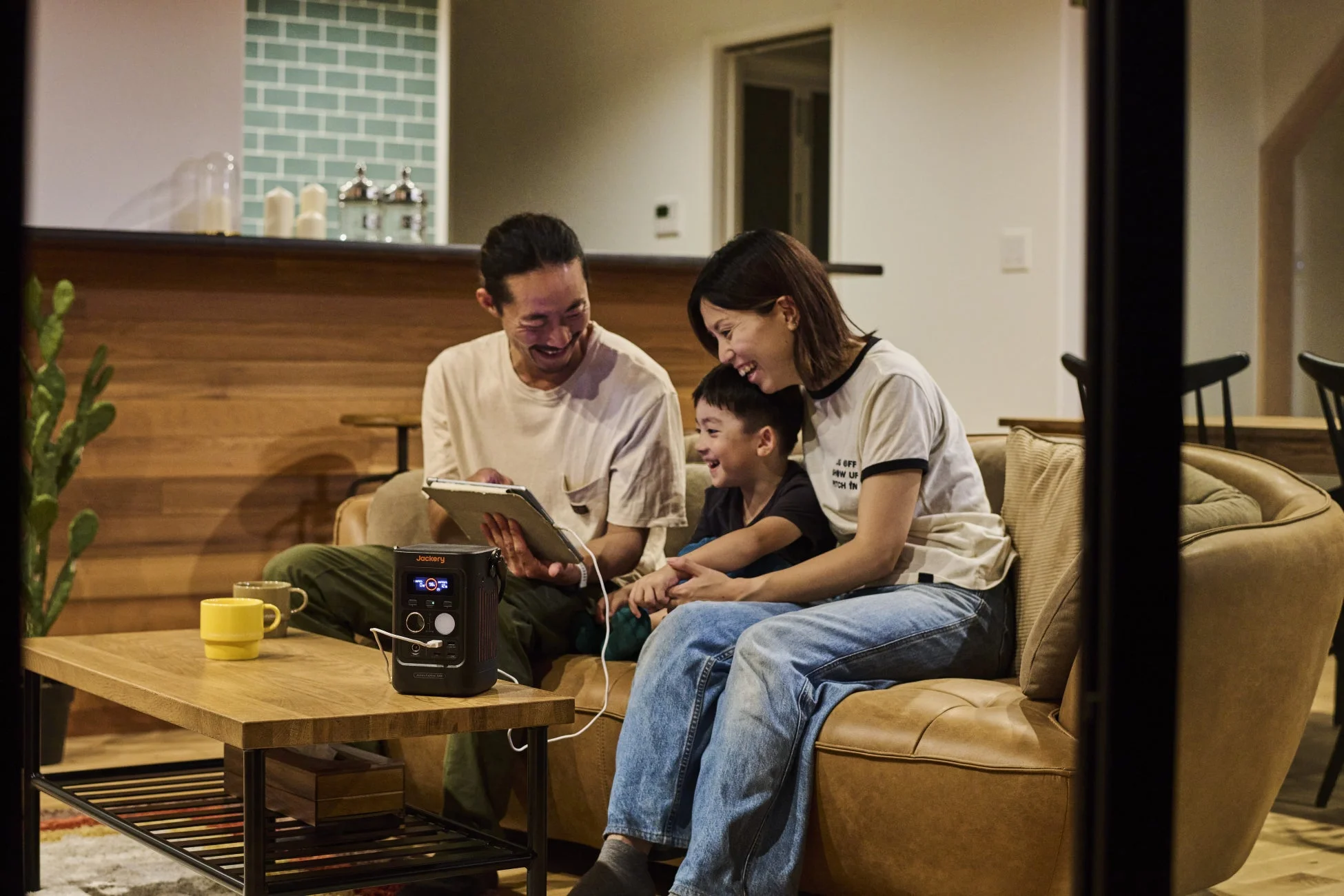 Jackery ポータブル電源 300DのLEDライト