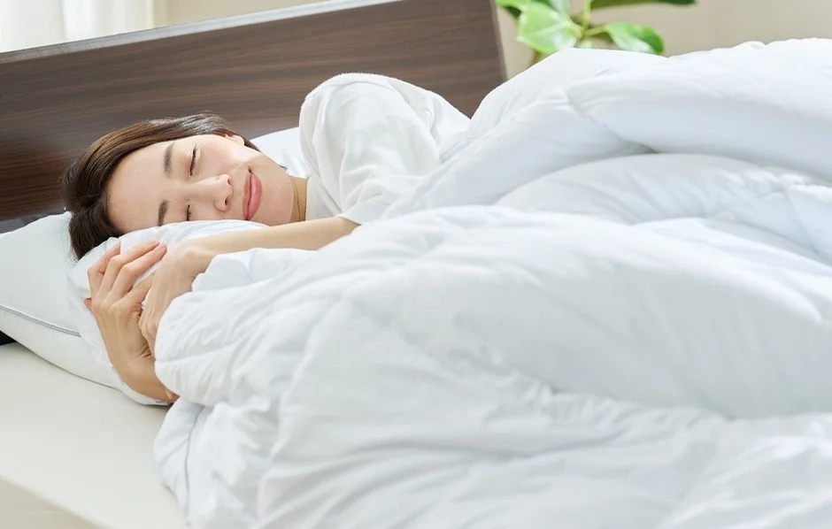 快適に眠る女性のイメージ