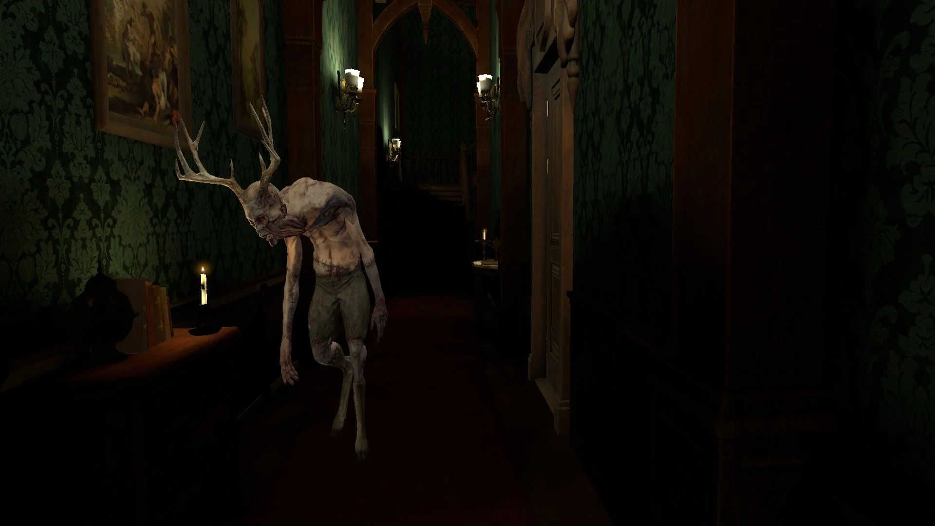 鹿の角を持つ異形のクリーチャーが不気味に佇む廊下