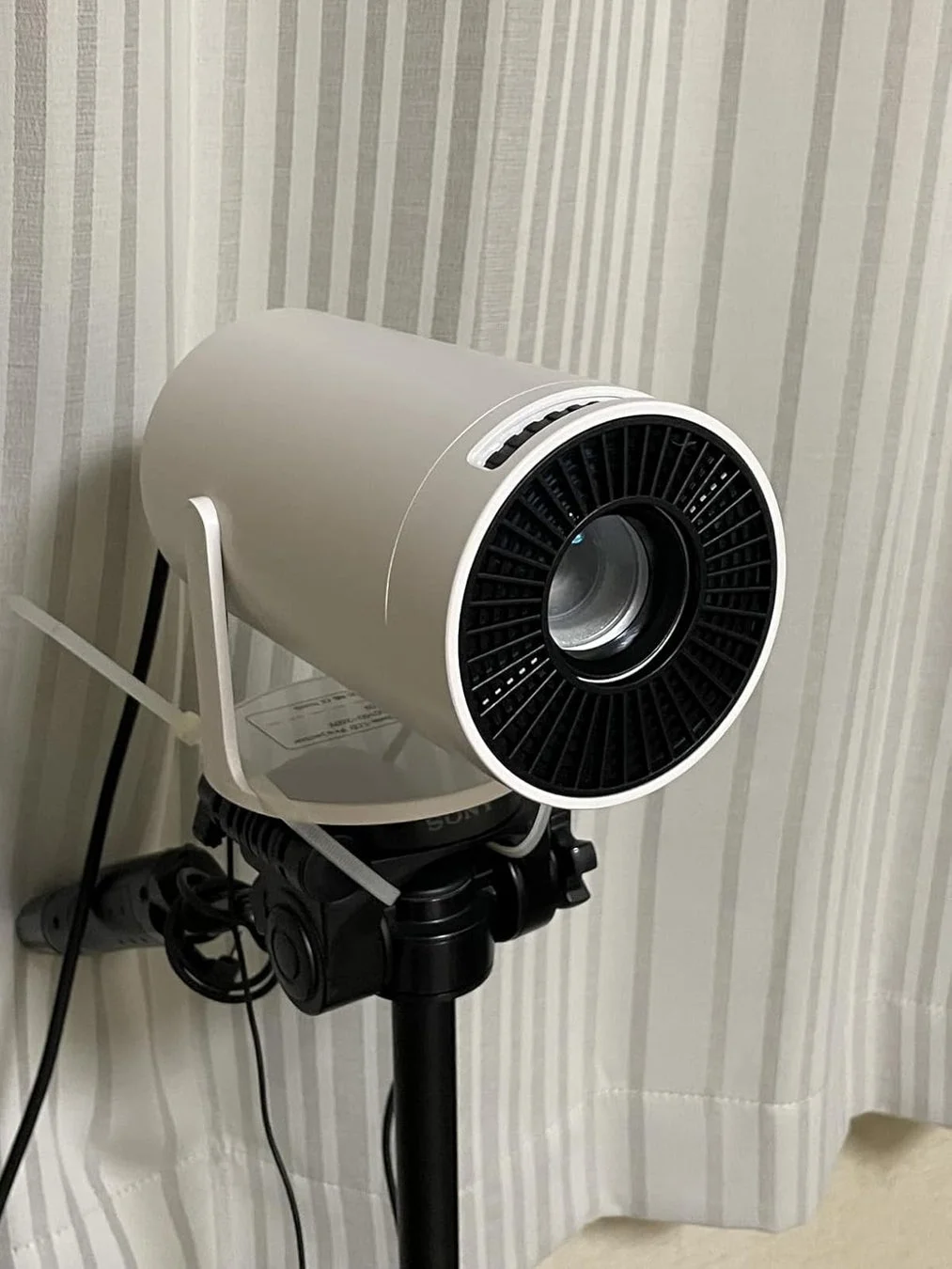 三脚に設置されたプロジェクター