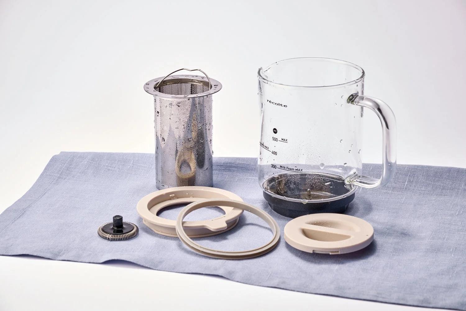 分解されたミルクフォーマーの部品