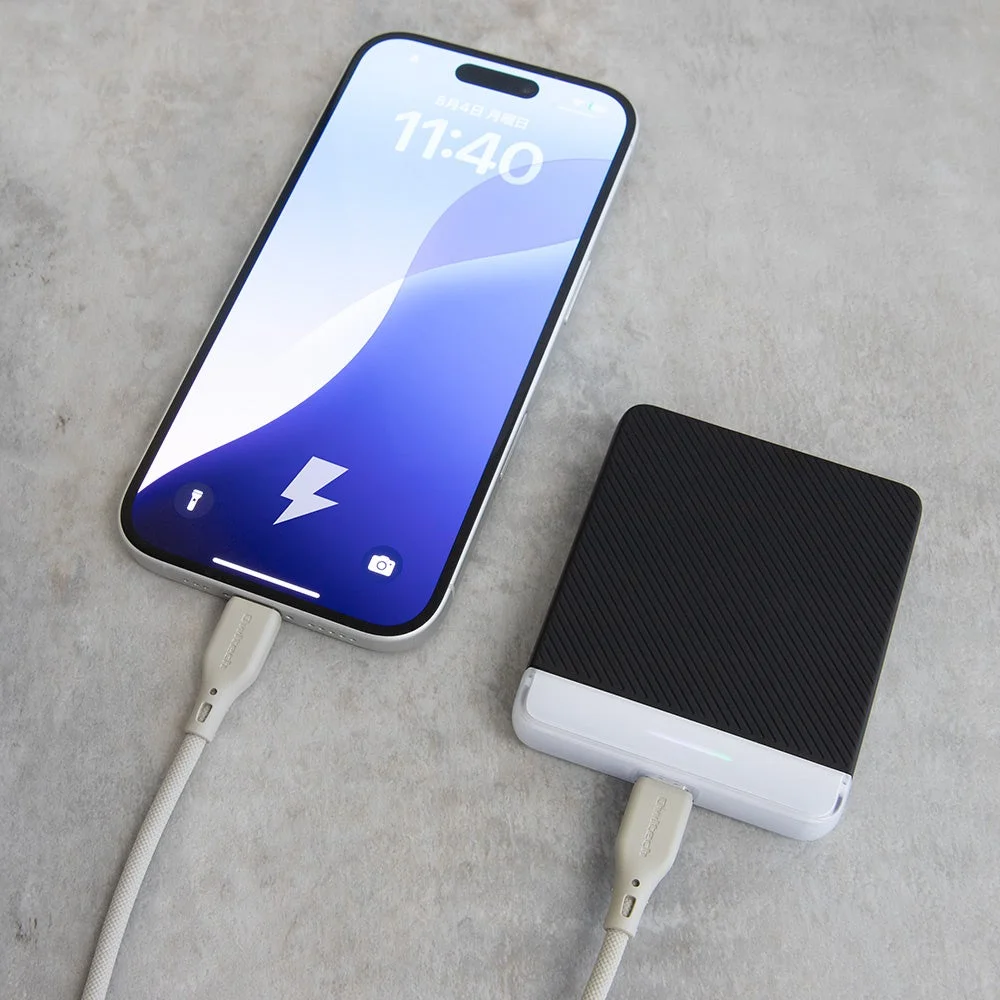 USB Type-Cで充電中のiPhone