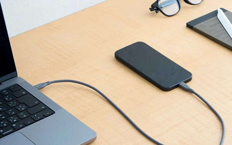 ケーブルのコネクター部分と印字