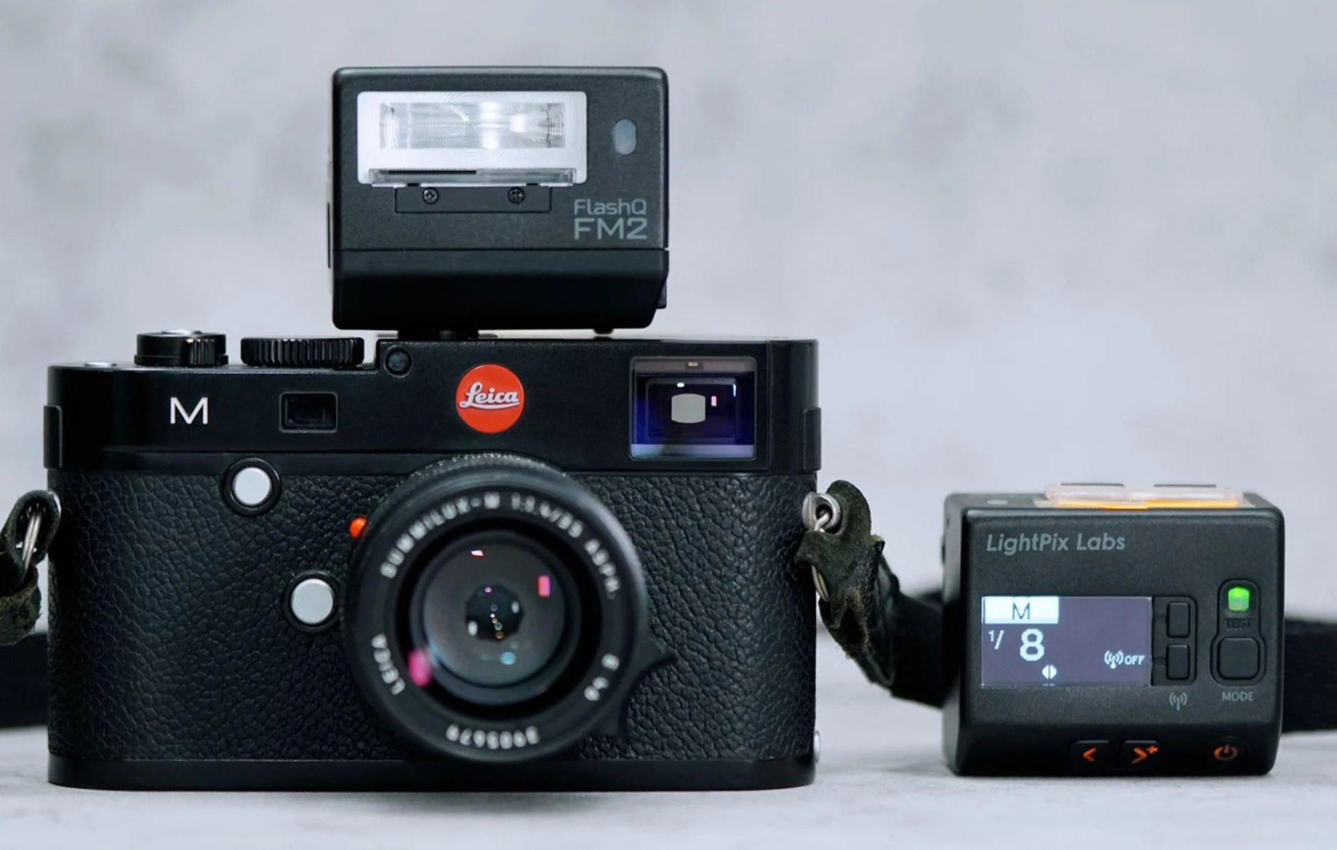 シルバーカラーのフラッシュQ FM2