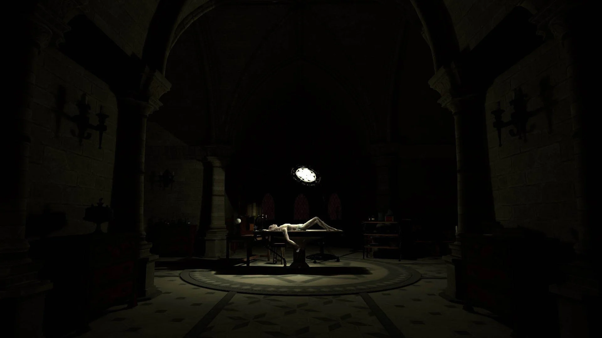 ゴシック様式の部屋の中央に横たわる白い体