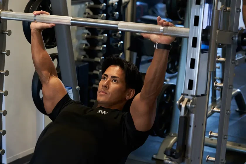 ジムでバーベルを使ったトレーニングに励む男性