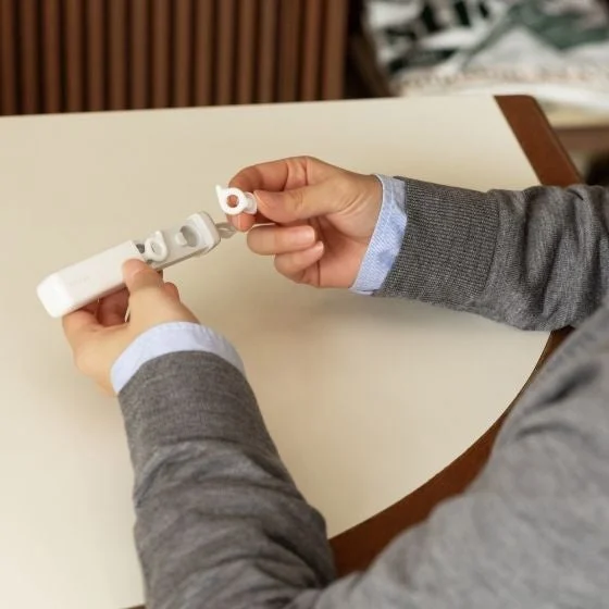 ケースからイヤホンを取り出す手