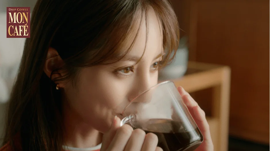 女性がクリアなマグカップでコーヒーを飲んでいる様子