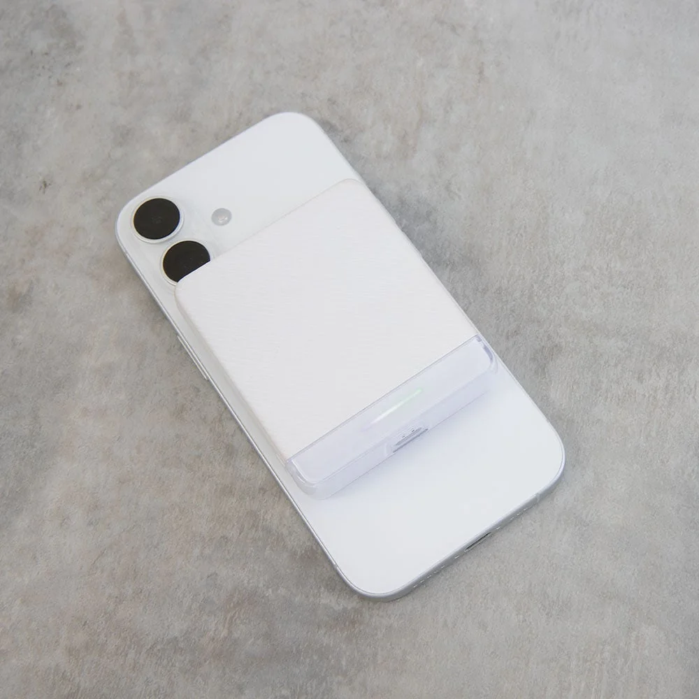 ワイヤレス充電中のスマートフォン