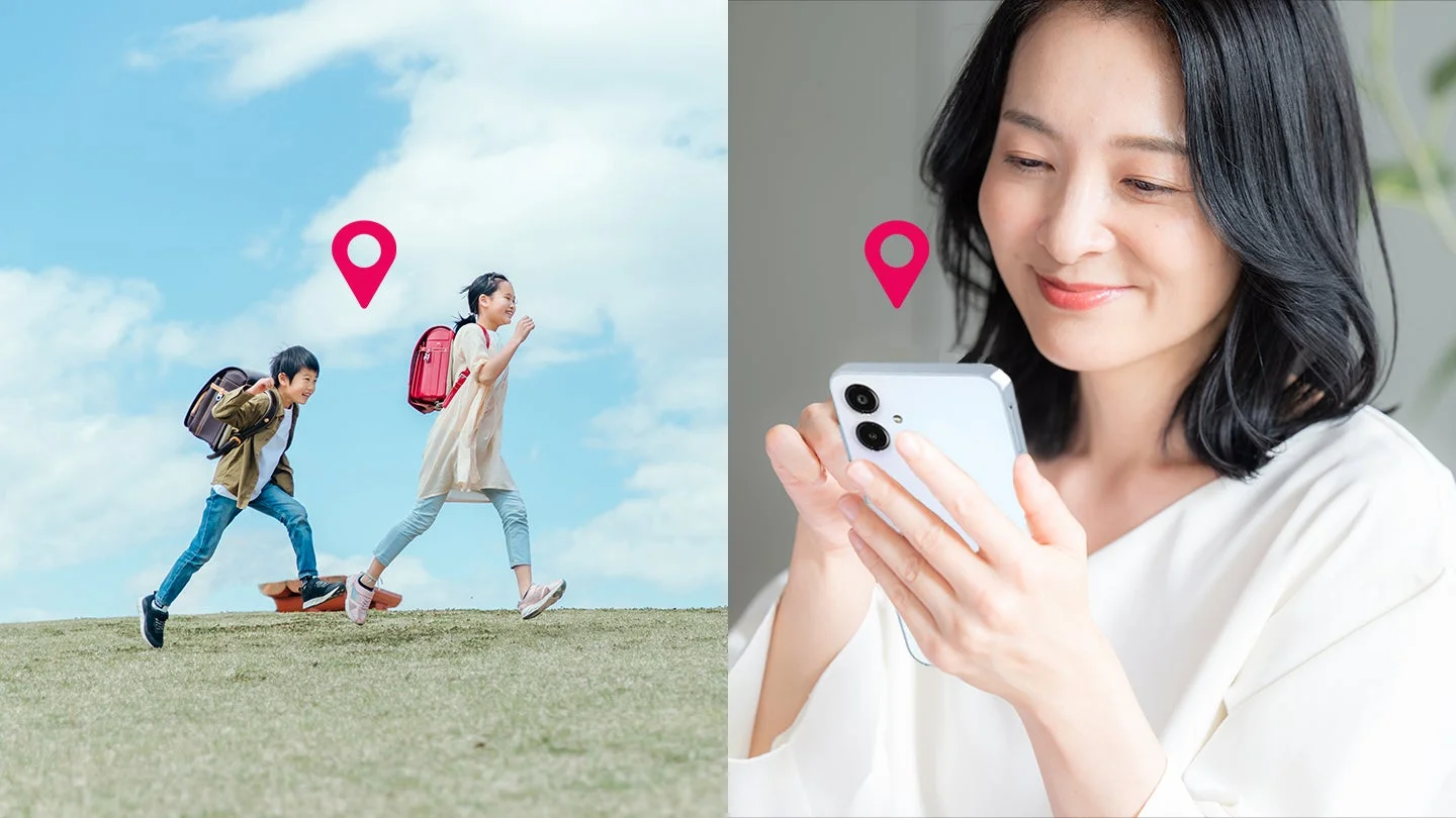 子供が走る姿とスマートフォンで位置情報を確認する女性