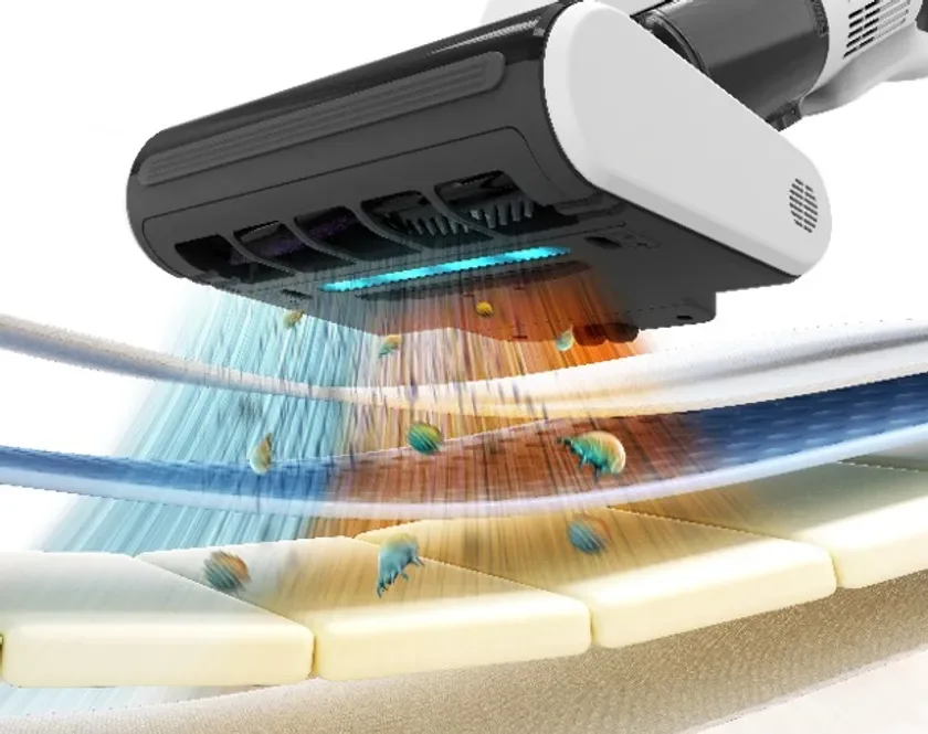 UVライトを搭載した布団クリーナーがマットレス表面のダニやホコリを吸引・除去している様子