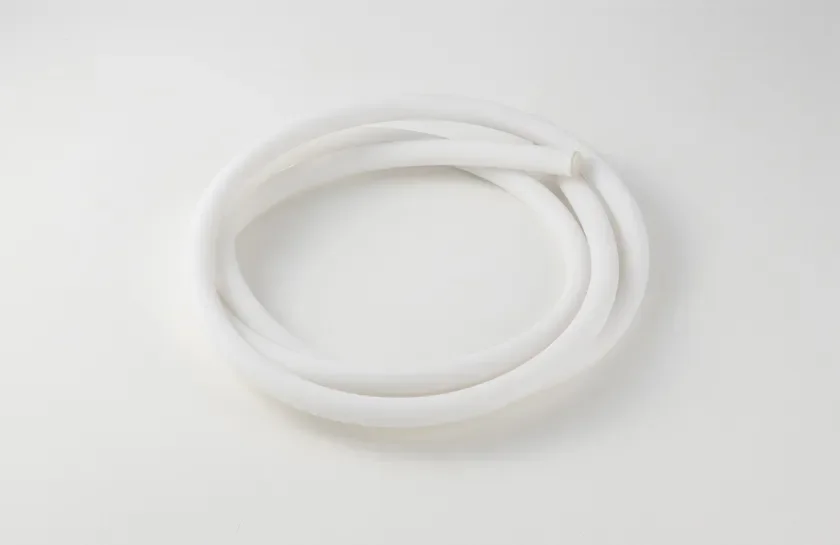 白いチューブ,ホース,コイル状,シンプル,白背景,素材,工業用,医療用,プラスチック