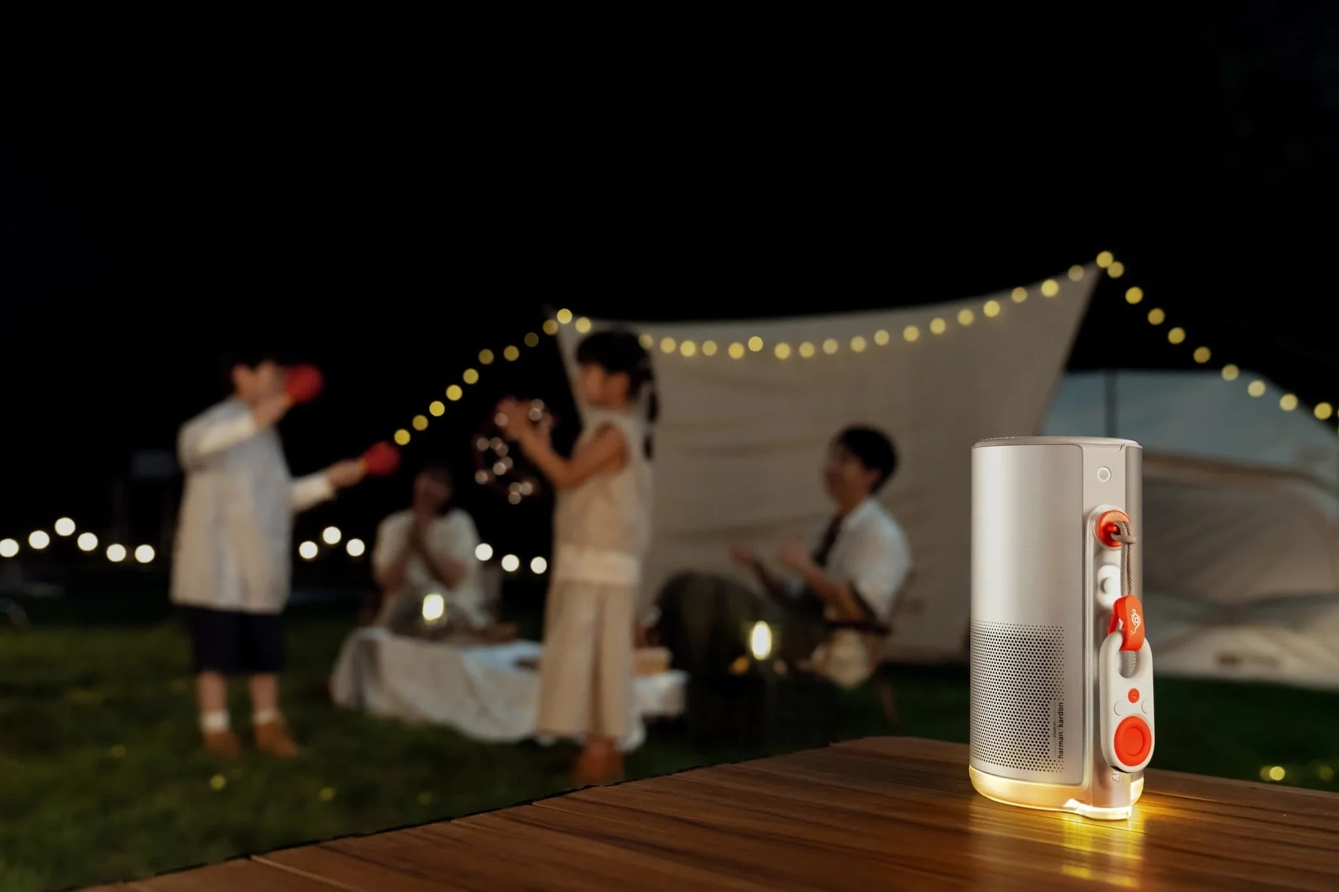 アウトドアでプロジェクターを使用する様子