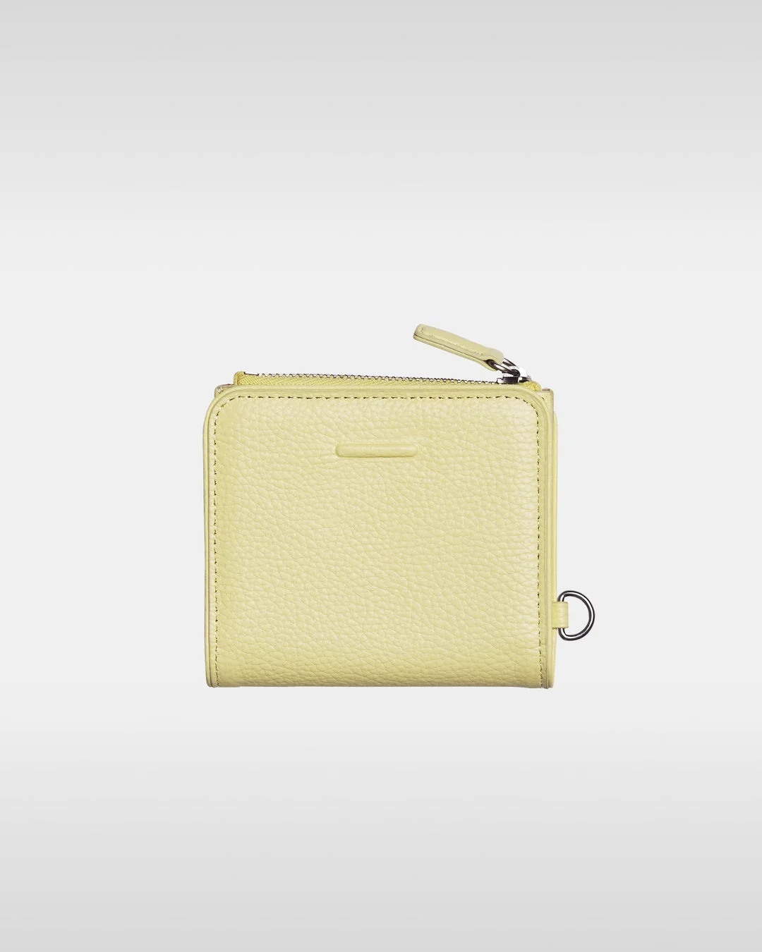 淡いレモンイエローの二つ折り財布