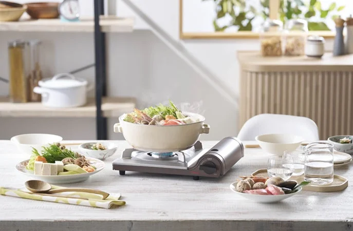 食卓に並べられた鍋料理とカセットコンロ