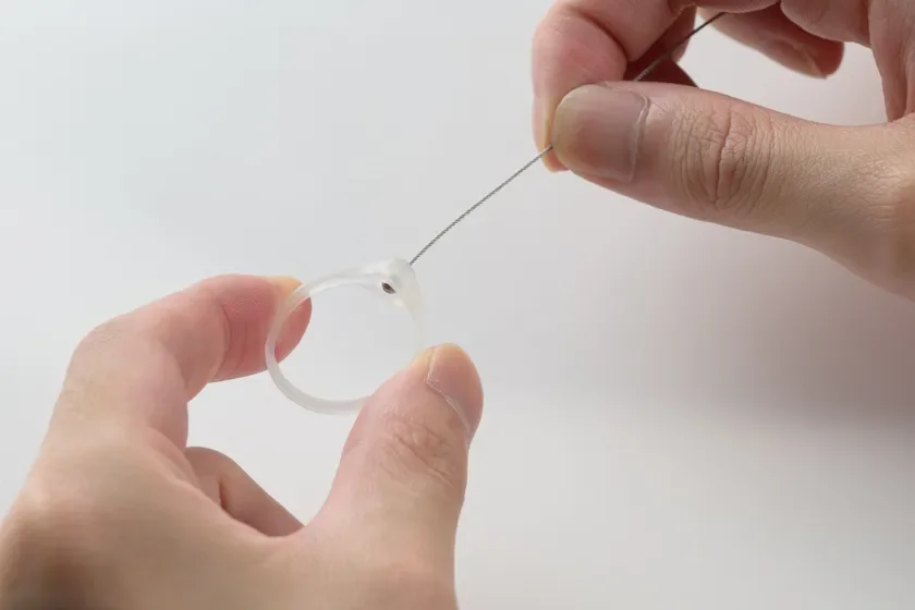 手,リング,ワイヤー,糸通し,作業,透明,白背景,DIY,クラフト