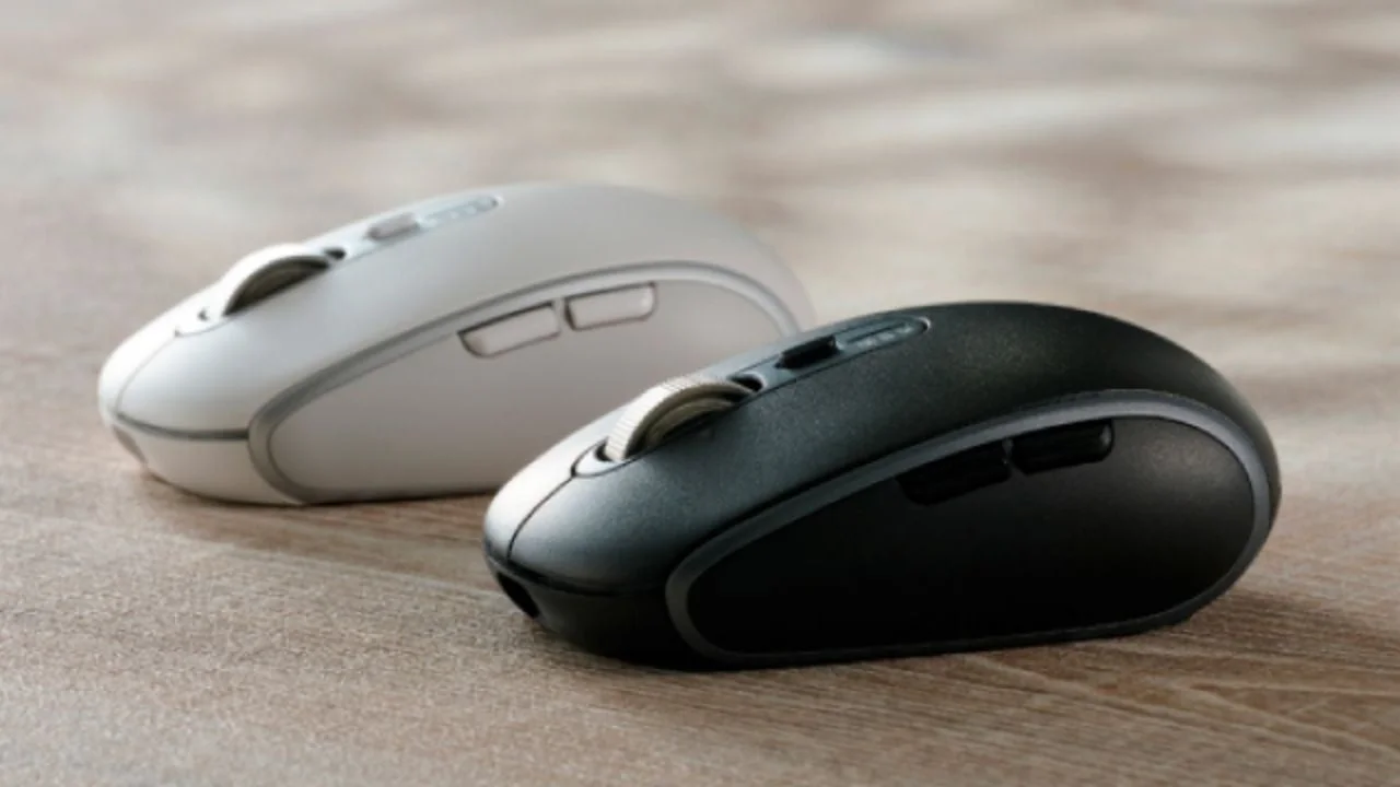 木目調のテーブルに置かれた、白と黒の2つのワイヤレスマウスが写っています。モダンなデザインで、PC作業に欠かせないアイテムです。